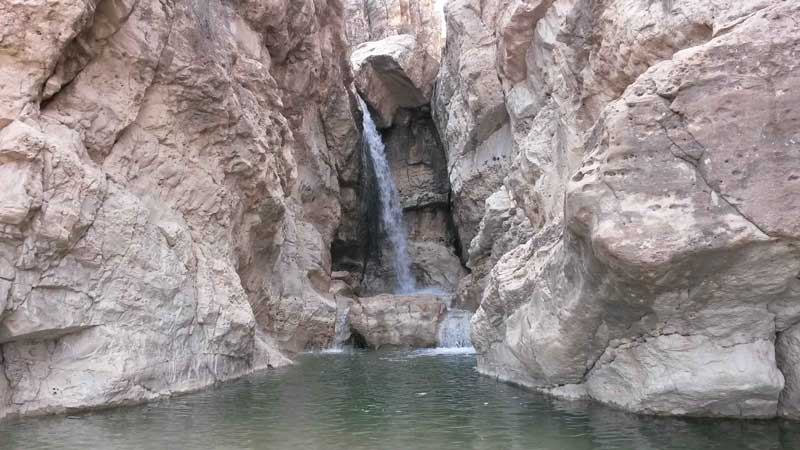 آب های خروشان و صخره های رسوبی در آبشار حکیم باشی