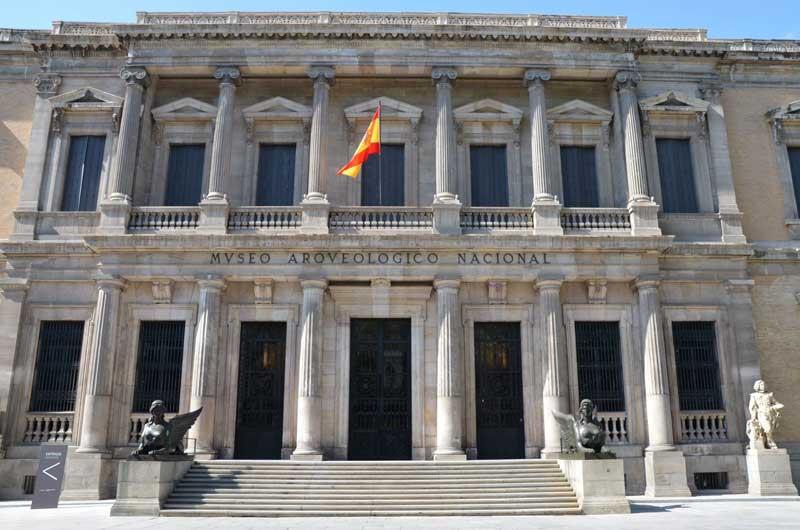  ورودی موزه ملی باستان شناسی مادرید