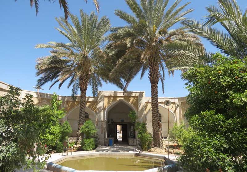 نخل ها و حوض قدیمی مسجد و مدرسه خان