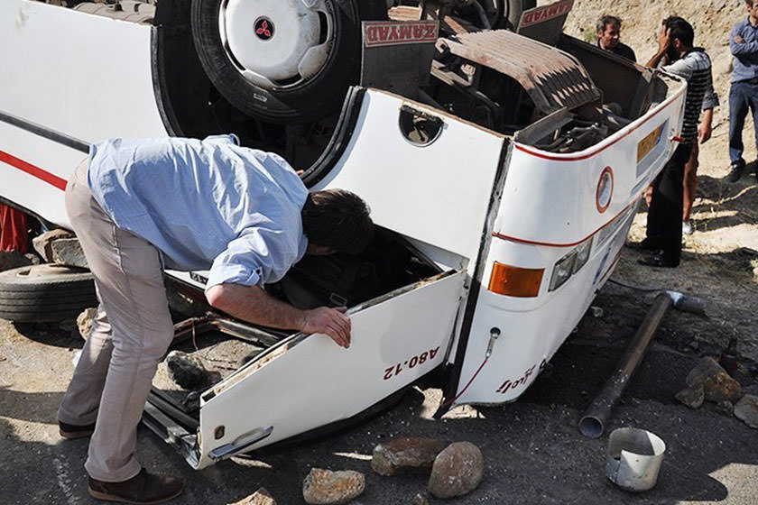 اتوبوس زائران اربعین در مهران واژگون شد