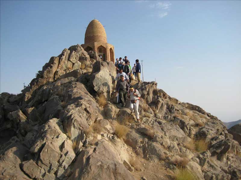 گردشگران در حال کوهنوردی و بازدید از گنبد باز
