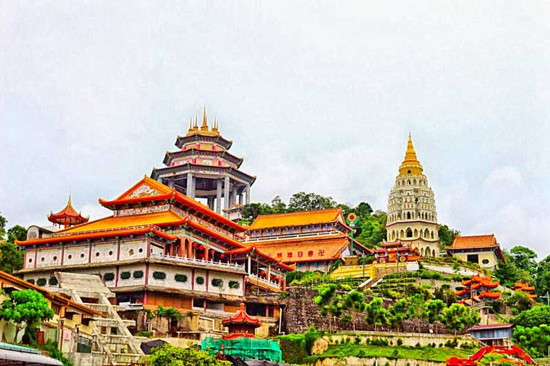 فضای سبز و نمای رنگی ساختمان معبد کک لوک سی (Kek Lok Si Temple)