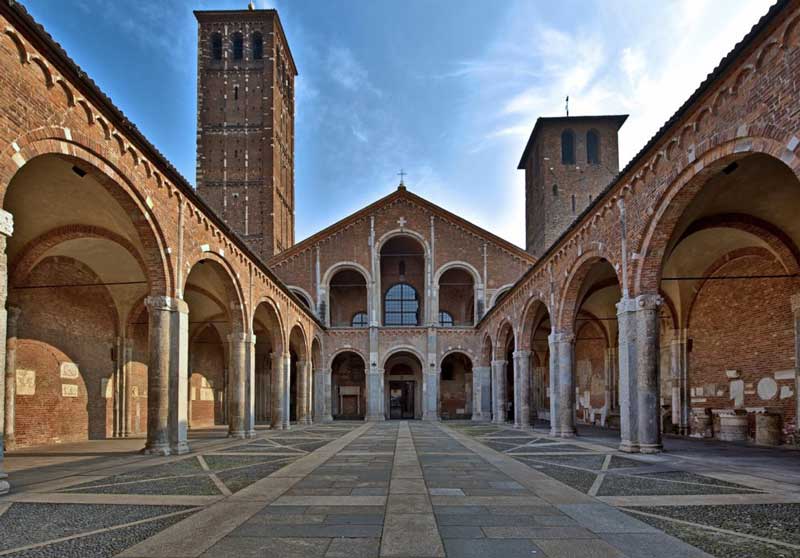 حیاط و ستون های کلیسای آمبروز مقدس (Sant
