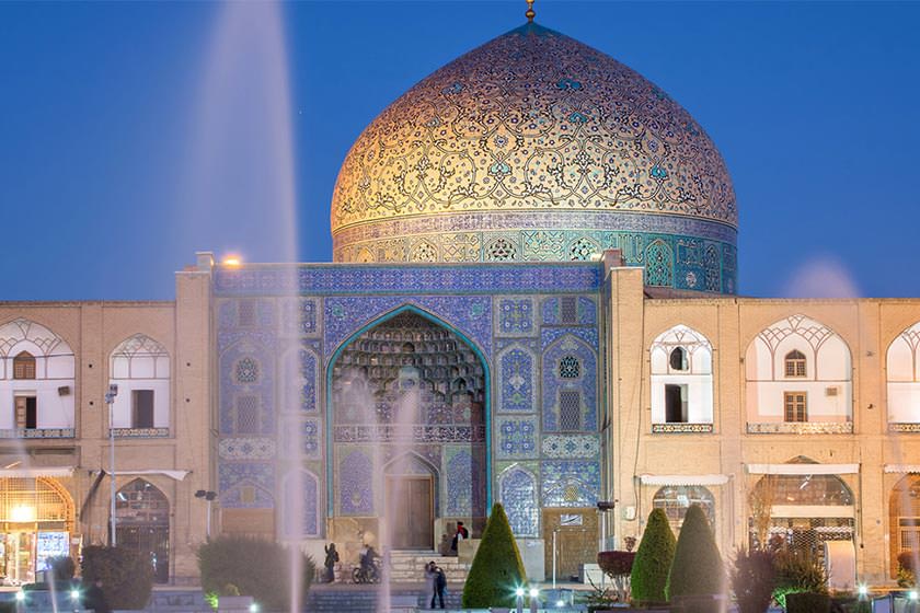 آغاز نصب آجرهای لعابدار گنبد مسجد شیخ لطف الله اصفهان