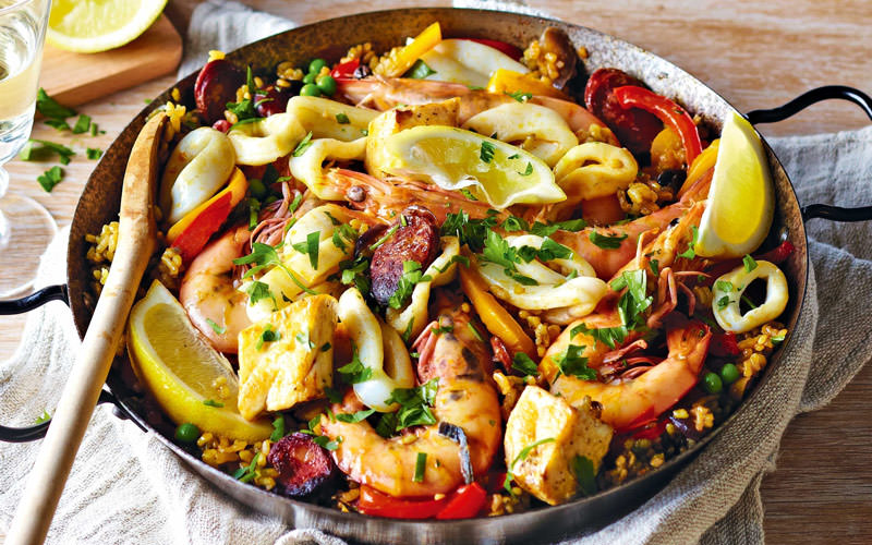 غذای دریایی پائِلا (Seafood paella) – اسپانیا