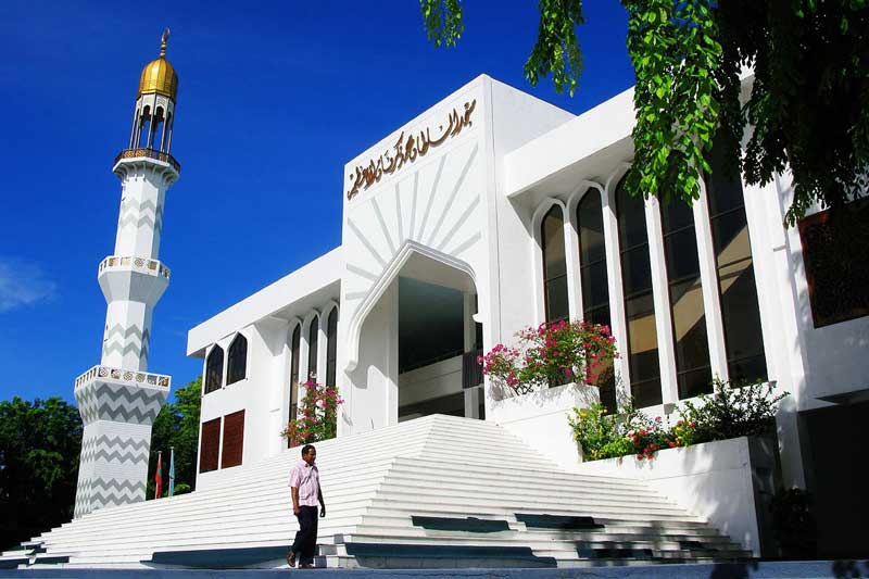 معماری سفید رنگ مسجد جامع ماله
