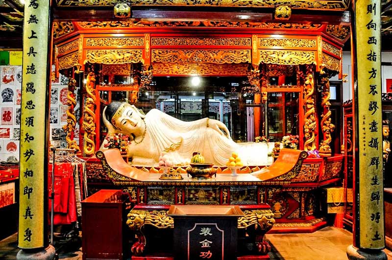 مجسمه خوابیده در معبد جید بودا 
