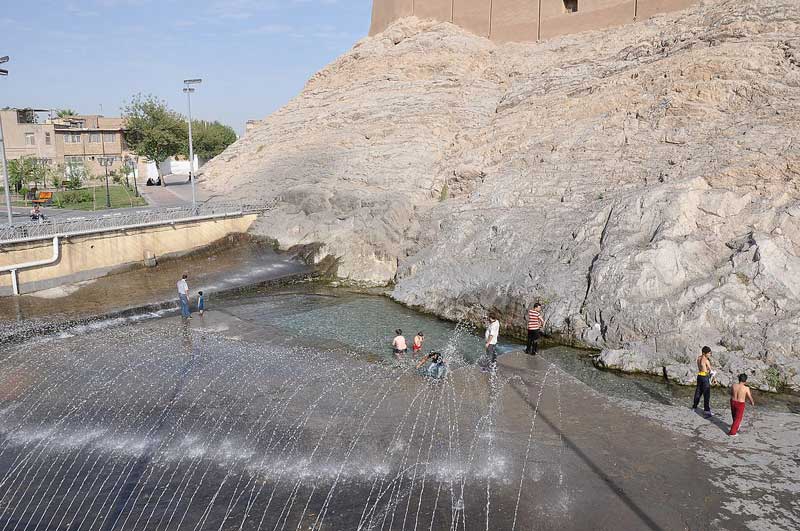 کودکان در حال آب بازی در چشمه علی