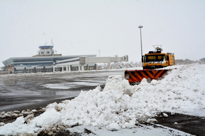 برف و کولاک باعث لغو پروازهای فرودگاه اردبیل شد