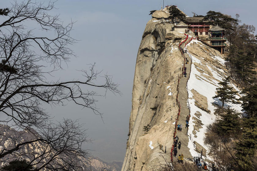 کوه های هوآشان چین، خطرناکترین مسیر پیاده روی دنیا 