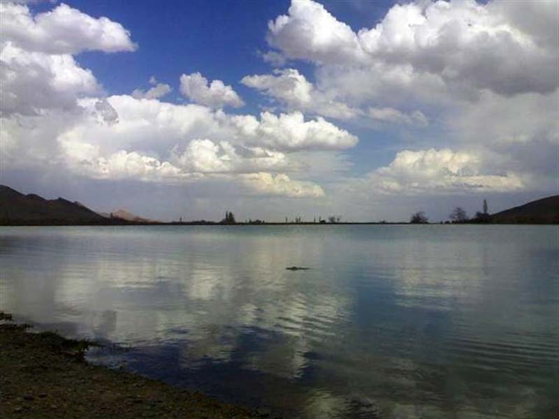 آسمان ابری و دریاچه خان آباد خمین