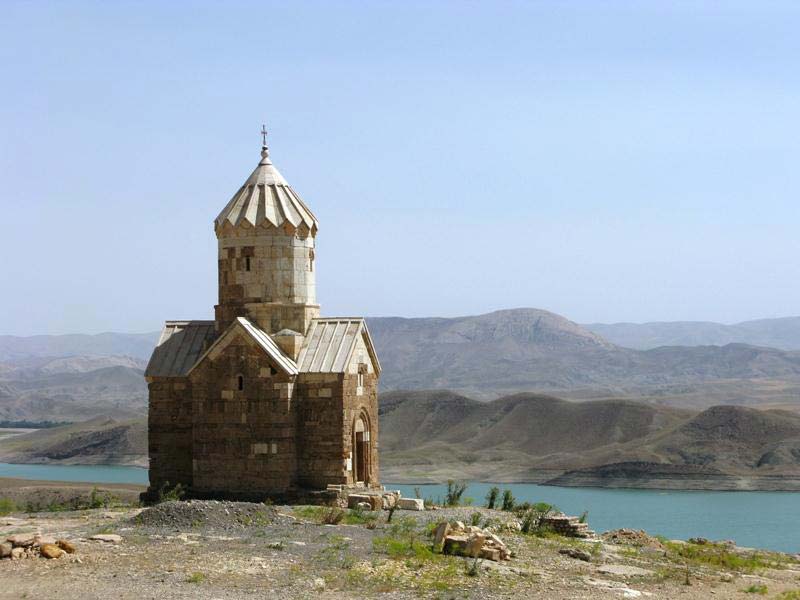 کلیسای زور زور در کنار دریاچه