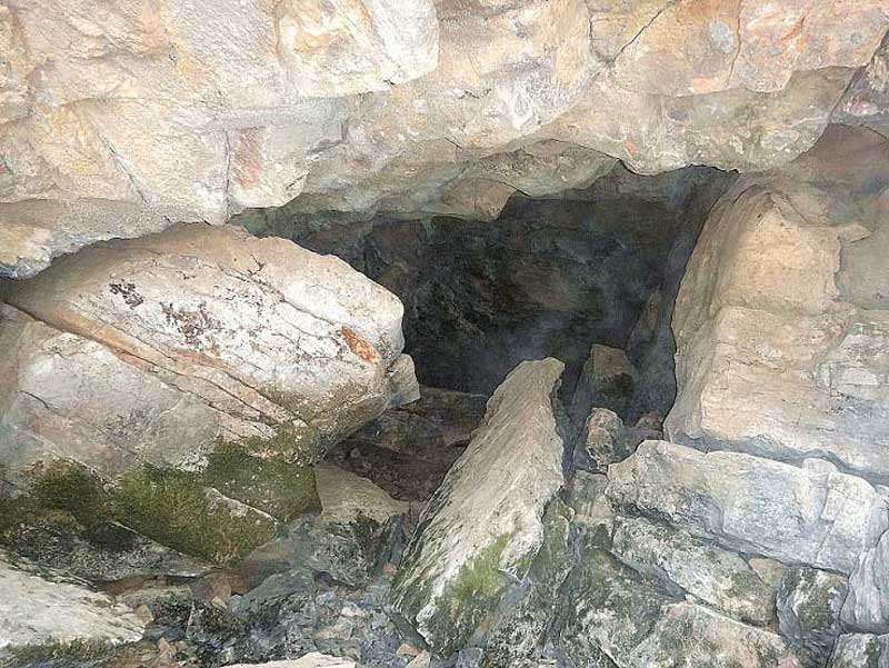 صخره های رسوبی در غار سرنی