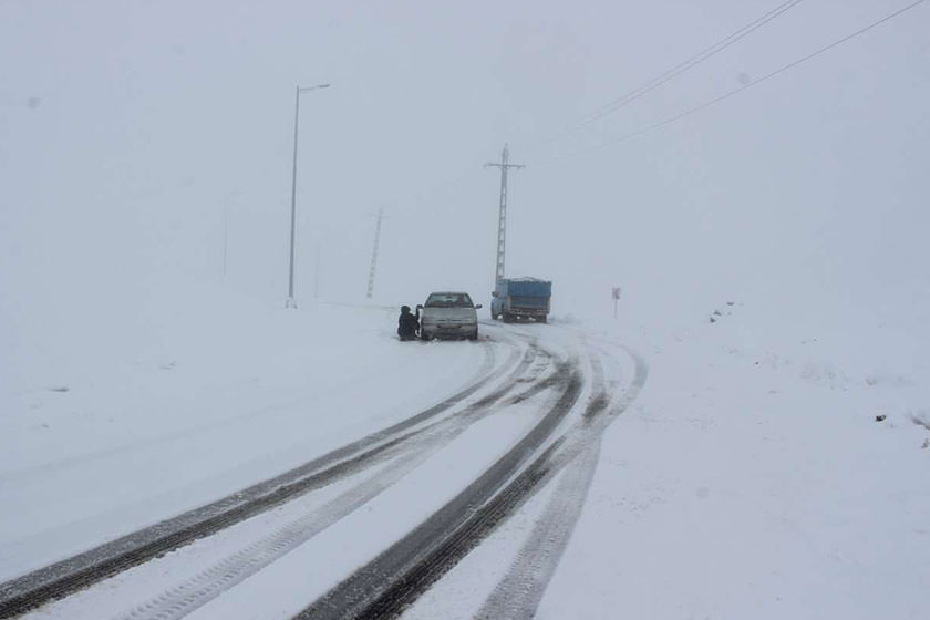 امدادرسانی به مسافران درگیر در برف و کولاک در ۱۲ استان کشور