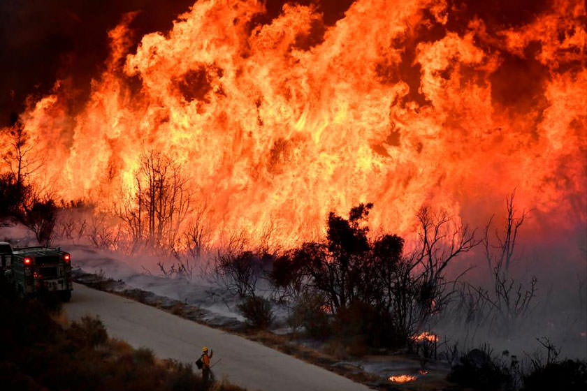 توقف آتش مهیب جنوب کالیفرنیا توسط آتش نشانان