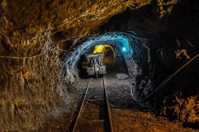تونل های زیرزمینی معدن فیروزه نیشابور
