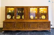 ظروف گرانقیمت در ویترین چوبی کاخ نیاوران؛ منبع عکس: کجارو؛ عکاس: علیرضا کیخا