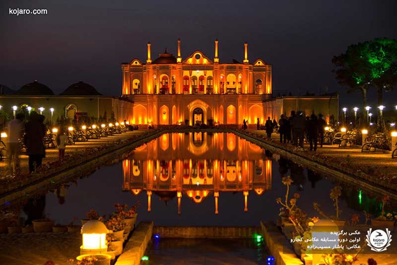 باغ فتح آباد کرمان در شب با نورپردازی زیبا 