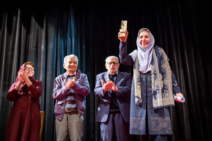جایزه سرو ایرانی ۹۵ در دستان استاد ژاله آموزگار