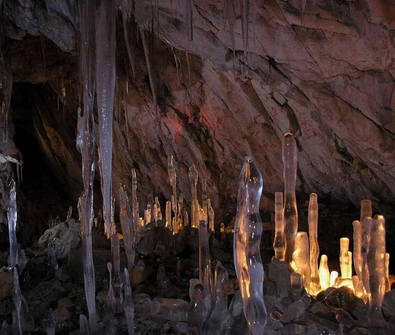 غار یخ مراد نما یکی از بهترین جاهای دیدنی استان البرز