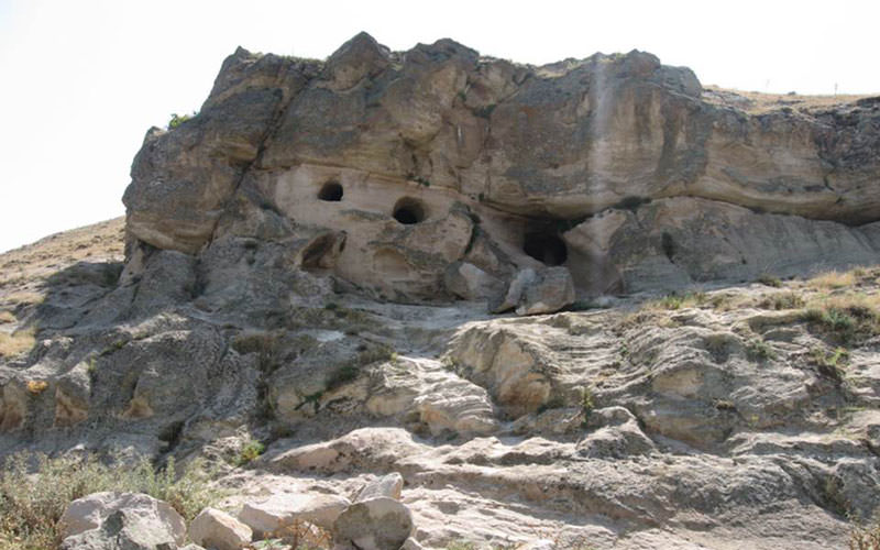 غارهای دستکند در تپه های باستانی آنایتا سرعین