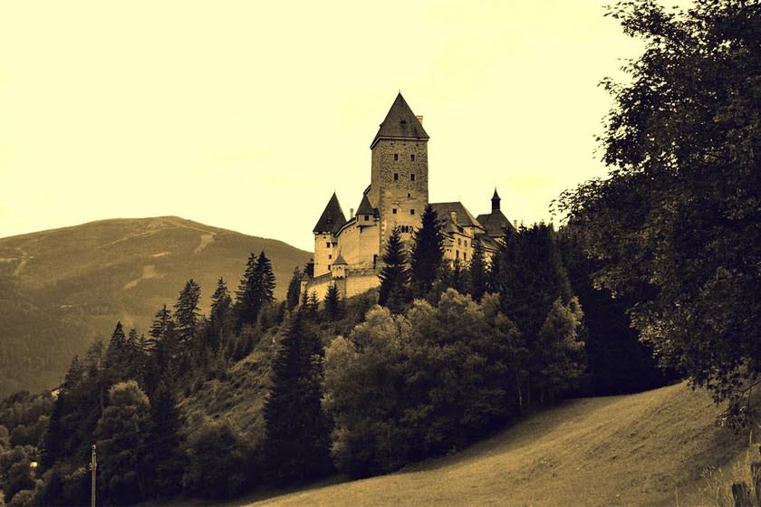 تماس با ارواح در قلعه‌ی جادوگران، اتریش
