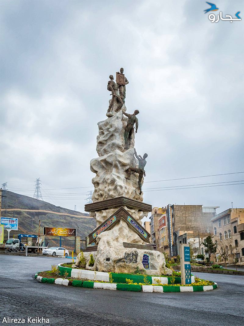 مجسمه چند مرد در میدان شهر