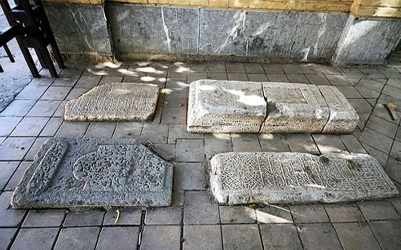 قبر های قدیمی در بنای یادبود جما الدین
