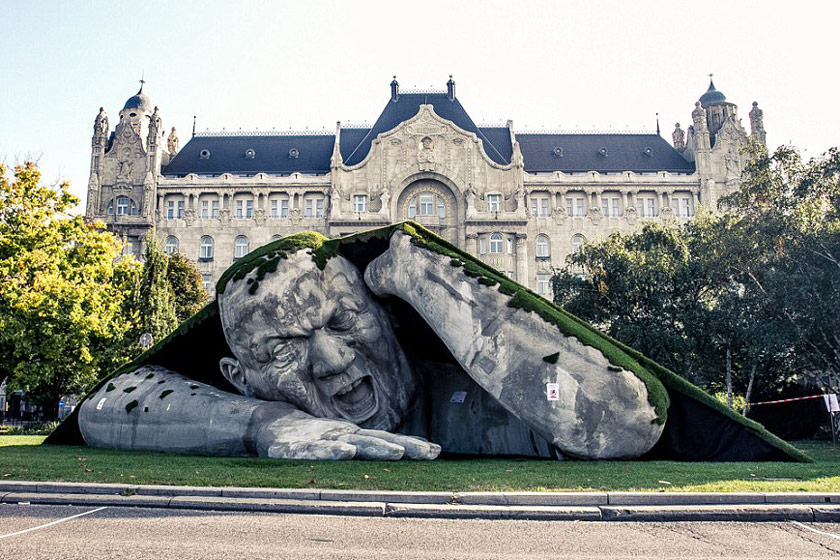 مجسمه غول آسا در میدان بوداپست