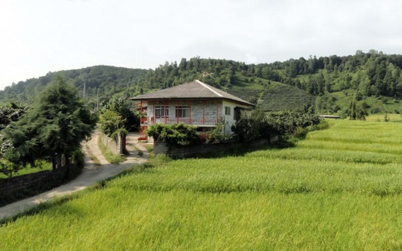 منظره سرسبز و خانه روستایی در روستای قلعه گردن