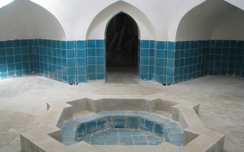 کاشی های فیروزه ای در حمام گلستان اسدآباد