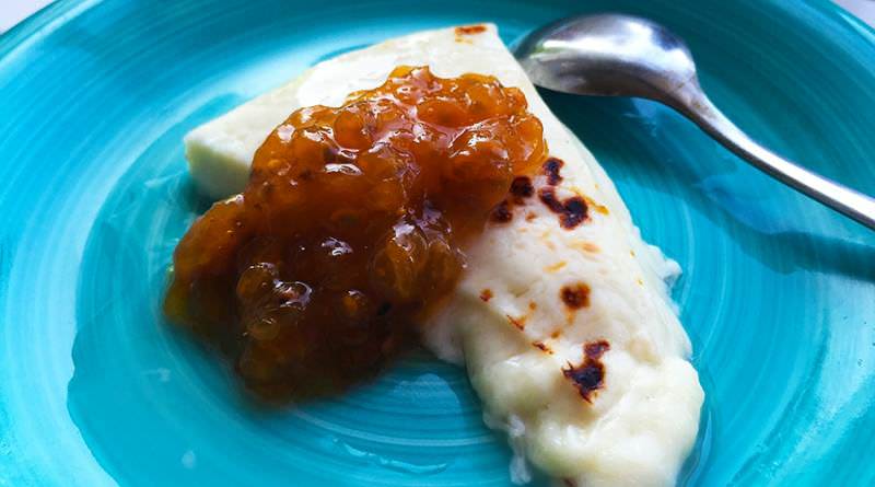 نان پنیری با مربای تمشک شمالی (Leipäjuusto lakkahillolla)