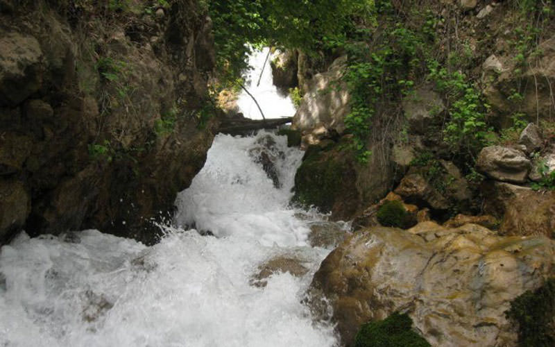 آب های خروشان در آبشار شیوند ایذه