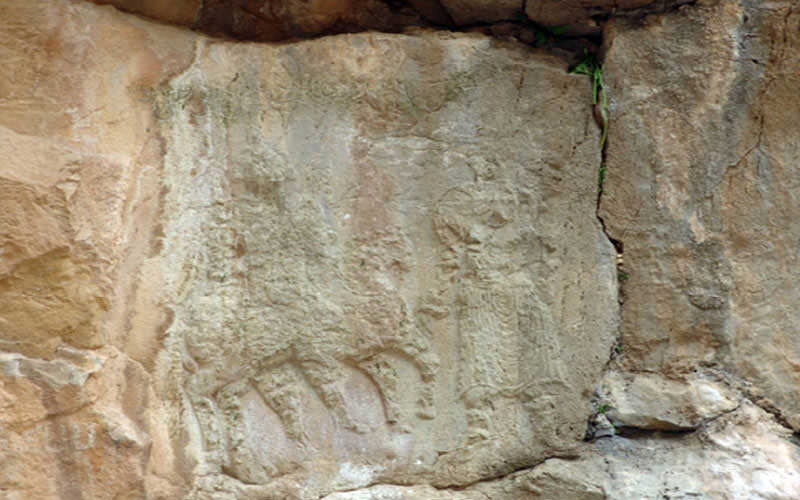 نقش برجسته خنگ کمالوند در صخره های باستانی