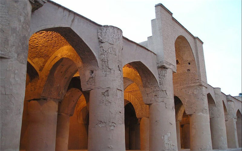 ستون ها و دروازه ورودی مسجد تاریخانه