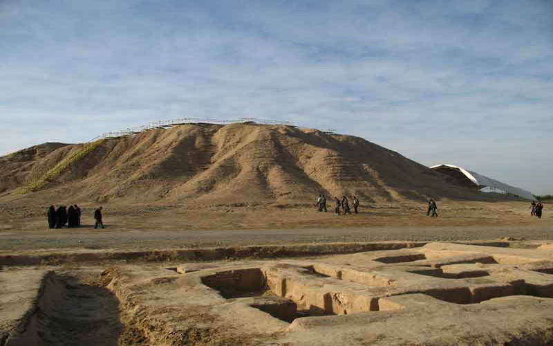 گردشگران در حال بازدید از منطقه باستانی کنار صندل