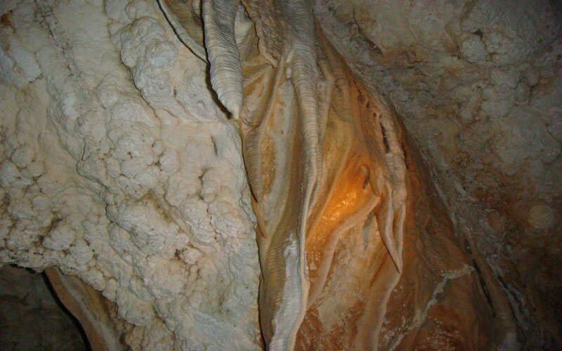 دیواره های آهکی غار شیربند دامغان