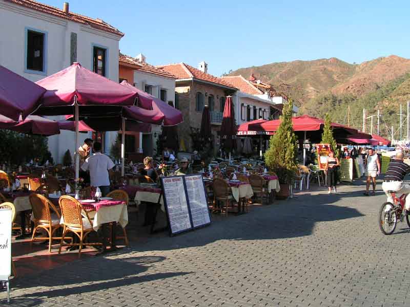 تور روستای مارماریس با کافه ها و رستوران های خیابانی