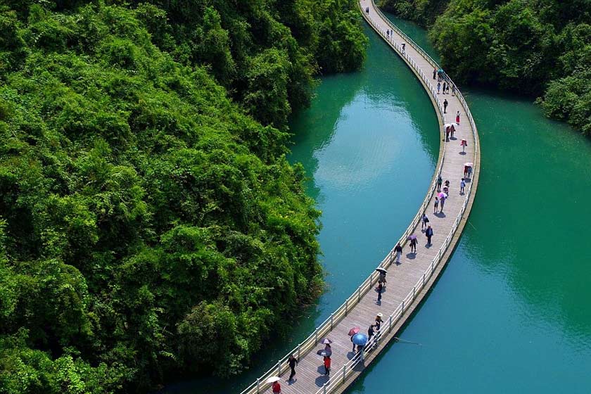 پل معلق روی آب در چین؛ گردشگاهی شگفت انگیز  