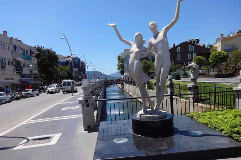 مجسمه مرد و زن در میدان جوانان ۱۹ مارس مارماریس