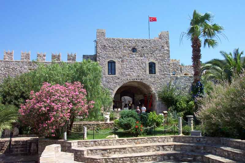 قلعه سمگی با پرچم ترکیه و موزه مارماریس