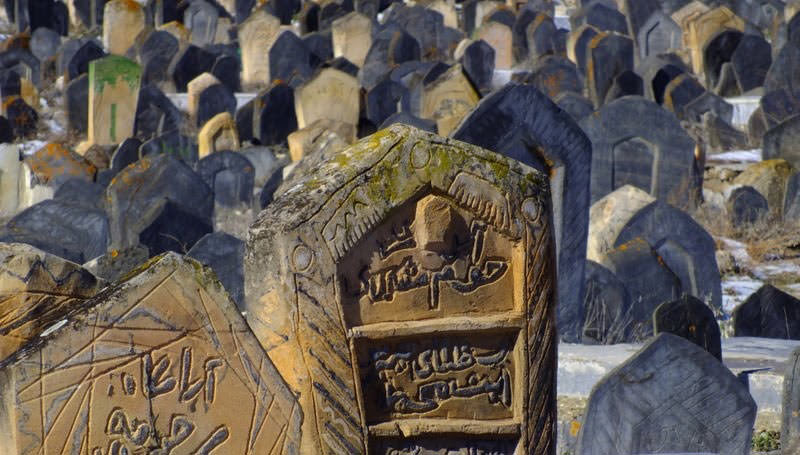 سنگ قبرهای عجیب در گورستان تاریخی بزلر هفشجان