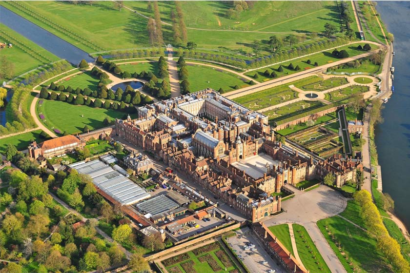 ارواح ساکن کاخ زیبا و تاریخی همپتون کورت انگلستان