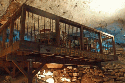 رستوران زیرزمینی در یکی از غارهای زیبای آریزونا