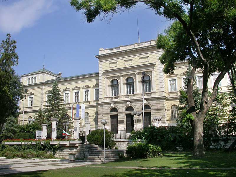 موزه باستان شناسی وارنا با معماری مدرن و بنای سفید