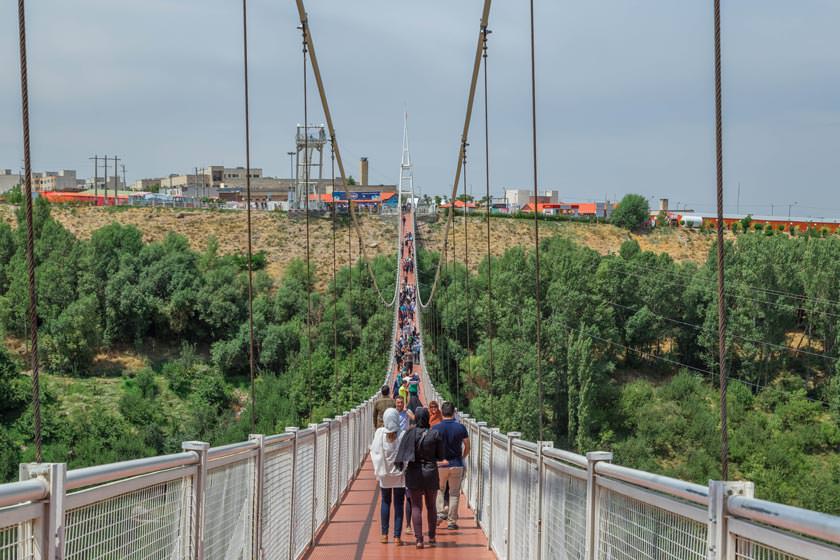 تماشا کنید: پل معلق مشگین شهر: هیجان پیاده روی در ارتفاع ۸۰ متری