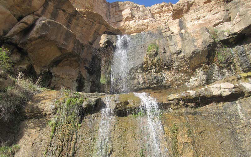 آبشار پلکانی دره آبشتا