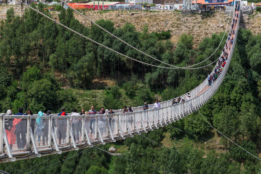 پل معلق مشگین شهر: هیجان پیاده روی در ارتفاع ۸۰ متری