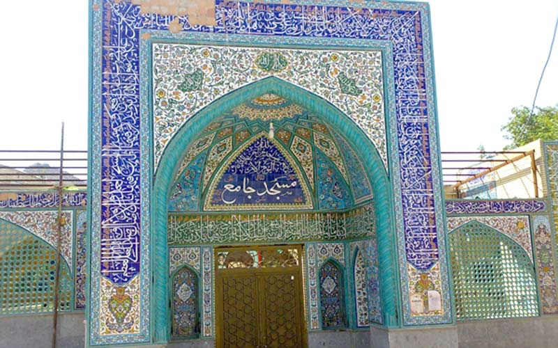 در ورودی مسجد جامع نراق 