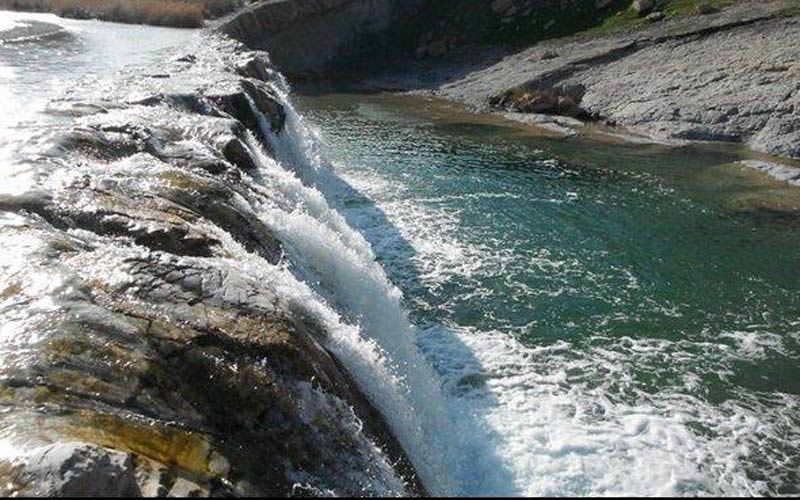 آب های خروشان در آبشار کیوان لیشتر